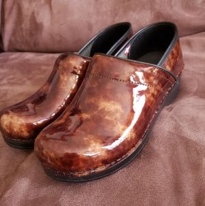 NWOT Sanita Clogs patent leather